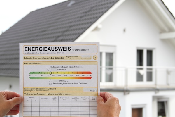 Haus mit Energieausweis-Formular